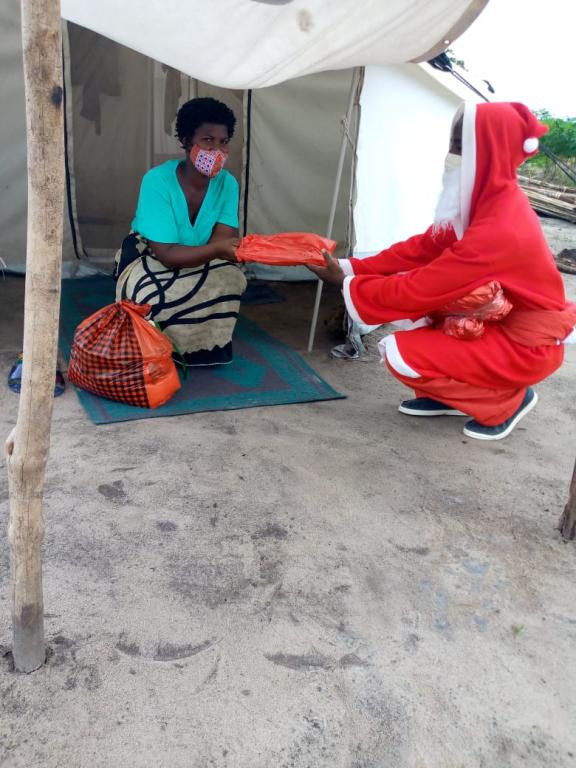 Noël dans les camps de réfugiés du nord du Mozambique, où le plus beau cadeau est l'espoir de paix